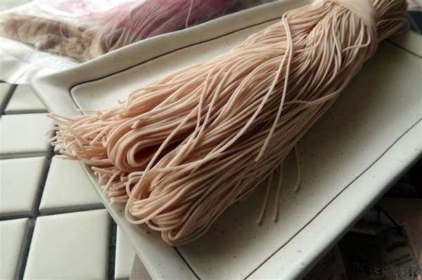 三風麵館： 三風麵館 山藥麵線 天然紫山藥古法炊仔麵線 秋葵鴻喜菇麵線/番茄鮪魚冷麵 夏季正適合~