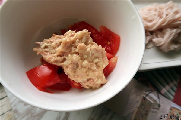 三風麵館： 三風麵館 山藥麵線 天然紫山藥古法炊仔麵線 秋葵鴻喜菇麵線/番茄鮪魚冷麵 夏季正適合~