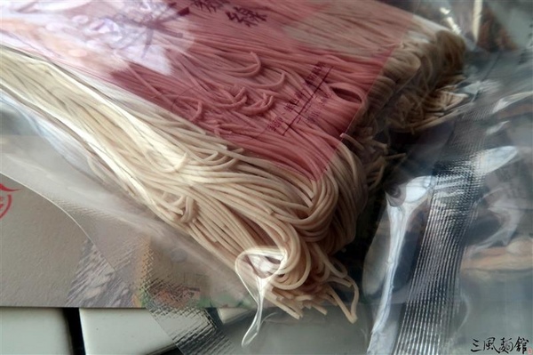 三風麵館： 三風麵館 山藥麵線 天然紫山藥古法炊仔麵線 秋葵鴻喜菇麵線/番茄鮪魚冷麵 夏季正適合~