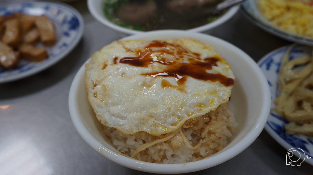 荷包蛋加雞肉飯 荷包蛋加雞肉飯
