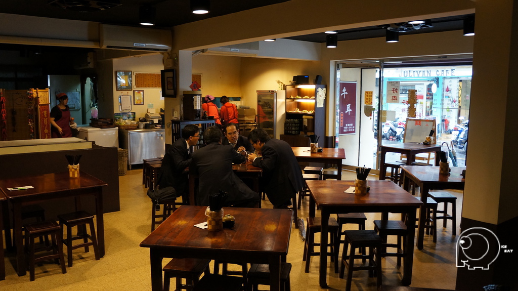 店內桌椅擺設 店內桌椅擺設