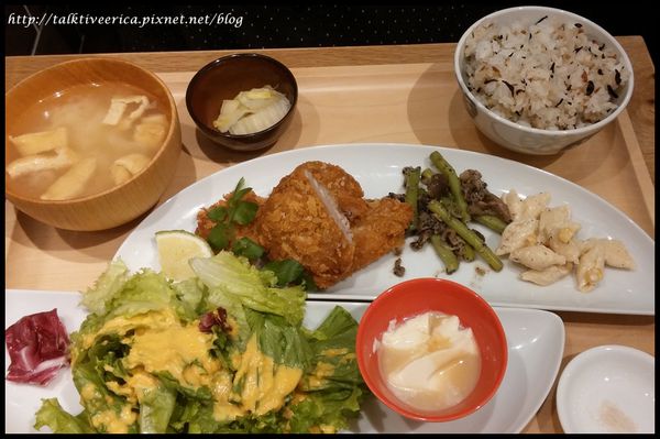 『呷』「信義區微風松高」☆ 御盤de食堂 ☆ 營養均衡定食還有媽媽的味道