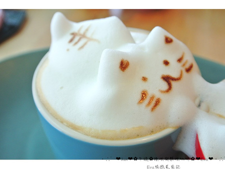 理性＆感性cafe'：【美食】oO。。平鎮　理性＆感性CAFE（近育達高中）　超厲害的立體貓抓魚拉花，這裡有喲～～oO。o○。　