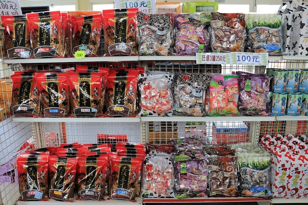 溪湖糖廠：【彰化溪湖景點】溪湖糖廠~糖廠蒸汽火車，搭乘五分車，酷熱的天氣來支糖廠冰，好清涼無比