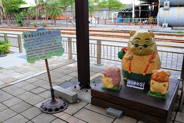 溪湖糖廠：【彰化溪湖景點】溪湖糖廠~糖廠蒸汽火車，搭乘五分車，酷熱的天氣來支糖廠冰，好清涼無比