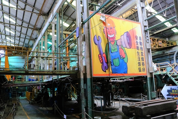 溪湖糖廠：【彰化溪湖景點】溪湖糖廠~糖廠蒸汽火車，搭乘五分車，酷熱的天氣來支糖廠冰，好清涼無比