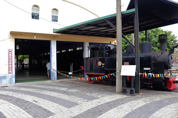 溪湖糖廠：【彰化溪湖景點】溪湖糖廠~糖廠蒸汽火車，搭乘五分車，酷熱的天氣來支糖廠冰，好清涼無比