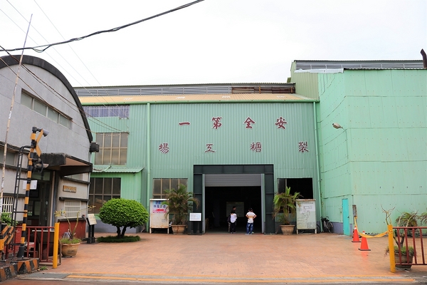 溪湖糖廠：【彰化溪湖景點】溪湖糖廠~糖廠蒸汽火車，搭乘五分車，酷熱的天氣來支糖廠冰，好清涼無比