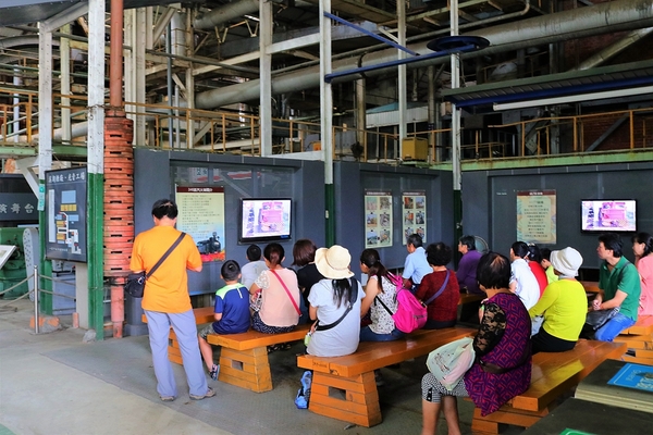 溪湖糖廠：【彰化溪湖景點】溪湖糖廠~糖廠蒸汽火車，搭乘五分車，酷熱的天氣來支糖廠冰，好清涼無比