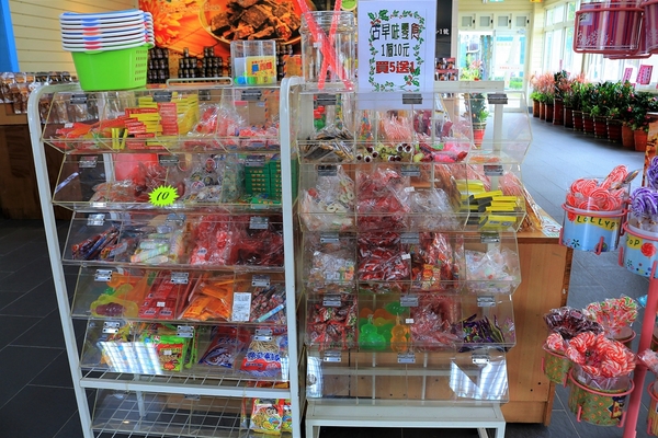 溪湖糖廠：【彰化溪湖景點】溪湖糖廠~糖廠蒸汽火車，搭乘五分車，酷熱的天氣來支糖廠冰，好清涼無比