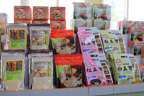 溪湖糖廠：【彰化溪湖景點】溪湖糖廠~糖廠蒸汽火車，搭乘五分車，酷熱的天氣來支糖廠冰，好清涼無比