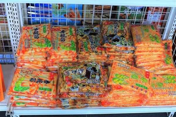 溪湖糖廠：【彰化溪湖景點】溪湖糖廠~糖廠蒸汽火車，搭乘五分車，酷熱的天氣來支糖廠冰，好清涼無比