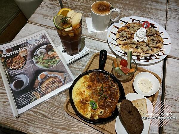 台北西門-[貳拾陸巷 Somebody Cafe] 近西門捷運站6號出口，熱帶叢林綠意滿滿女子聚會推薦，免費Wifi與插座，黑白插畫風可愛溫馨藝文咖啡館