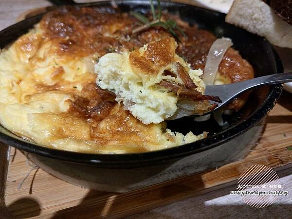 台北西門-[貳拾陸巷 Somebody Cafe] 近西門捷運站6號出口，熱帶叢林綠意滿滿女子聚會推薦，免費Wifi與插座，黑白插畫風可愛溫馨藝文咖啡館