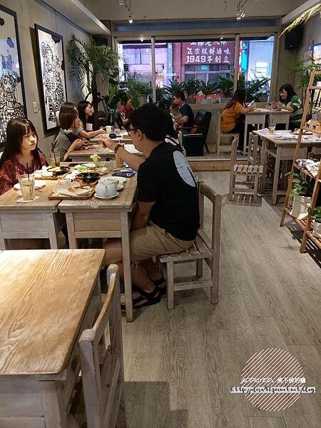 台北西門-[貳拾陸巷 Somebody Cafe] 近西門捷運站6號出口，熱帶叢林綠意滿滿女子聚會推薦，免費Wifi與插座，黑白插畫風可愛溫馨藝文咖啡館