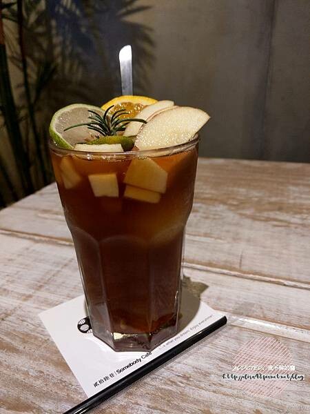 台北西門-[貳拾陸巷 Somebody Cafe] 近西門捷運站6號出口，熱帶叢林綠意滿滿女子聚會推薦，免費Wifi與插座，黑白插畫風可愛溫馨藝文咖啡館