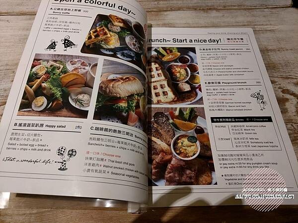 台北西門-[貳拾陸巷 Somebody Cafe] 近西門捷運站6號出口，熱帶叢林綠意滿滿女子聚會推薦，免費Wifi與插座，黑白插畫風可愛溫馨藝文咖啡館