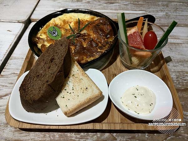 台北西門-[貳拾陸巷 Somebody Cafe] 近西門捷運站6號出口，熱帶叢林綠意滿滿女子聚會推薦，免費Wifi與插座，黑白插畫風可愛溫馨藝文咖啡館