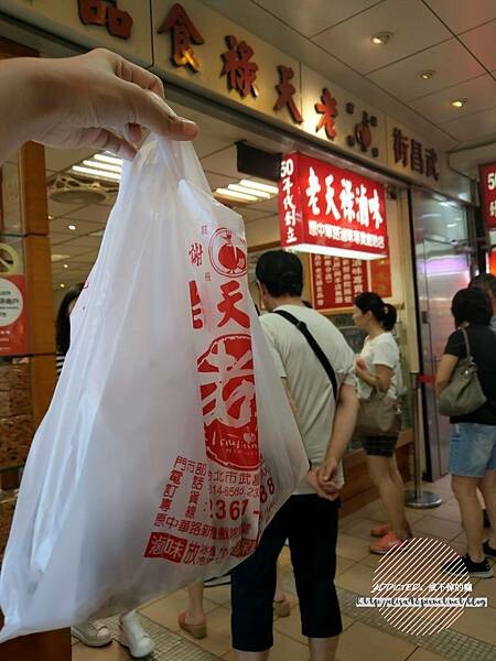 台北西門-[貳拾陸巷 Somebody Cafe] 近西門捷運站6號出口，熱帶叢林綠意滿滿女子聚會推薦，免費Wifi與插座，黑白插畫風可愛溫馨藝文咖啡館