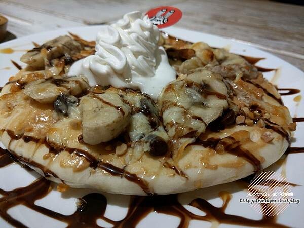 台北西門-[貳拾陸巷 Somebody Cafe] 近西門捷運站6號出口，熱帶叢林綠意滿滿女子聚會推薦，免費Wifi與插座，黑白插畫風可愛溫馨藝文咖啡館