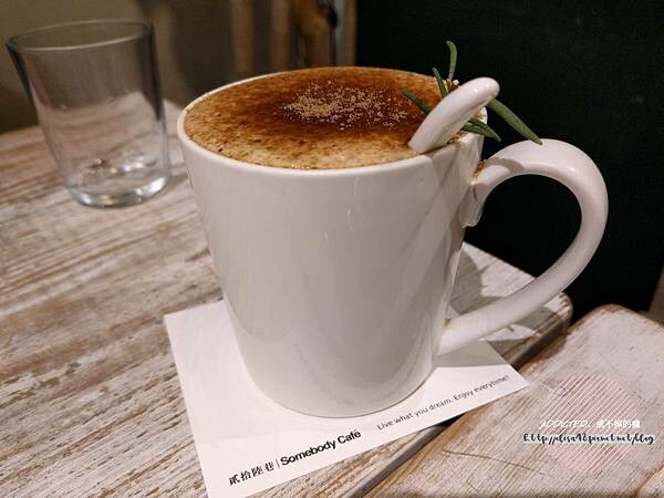 台北西門-[貳拾陸巷 Somebody Cafe] 近西門捷運站6號出口，熱帶叢林綠意滿滿女子聚會推薦，免費Wifi與插座，黑白插畫風可愛溫馨藝文咖啡館