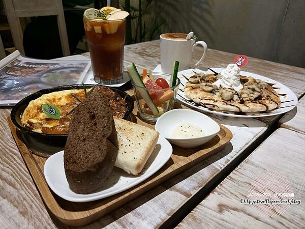 台北西門-[貳拾陸巷 Somebody Cafe] 近西門捷運站6號出口，熱帶叢林綠意滿滿女子聚會推薦，免費Wifi與插座，黑白插畫風可愛溫馨藝文咖啡館