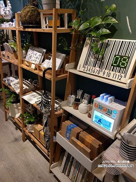 台北西門-[貳拾陸巷 Somebody Cafe] 近西門捷運站6號出口，熱帶叢林綠意滿滿女子聚會推薦，免費Wifi與插座，黑白插畫風可愛溫馨藝文咖啡館