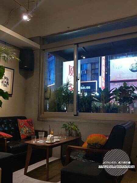 台北西門-[貳拾陸巷 Somebody Cafe] 近西門捷運站6號出口，熱帶叢林綠意滿滿女子聚會推薦，免費Wifi與插座，黑白插畫風可愛溫馨藝文咖啡館