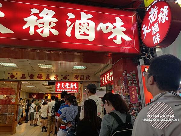 台北西門-[貳拾陸巷 Somebody Cafe] 近西門捷運站6號出口，熱帶叢林綠意滿滿女子聚會推薦，免費Wifi與插座，黑白插畫風可愛溫馨藝文咖啡館