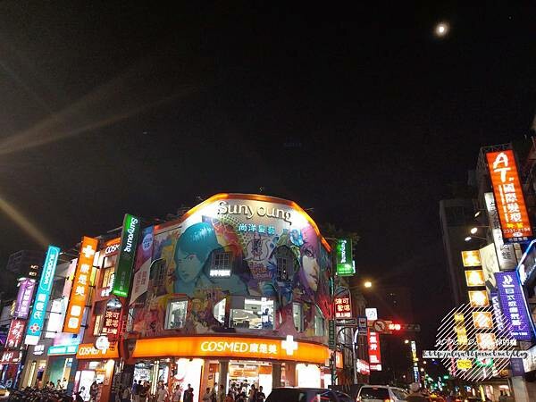 台北西門-[貳拾陸巷 Somebody Cafe] 近西門捷運站6號出口，熱帶叢林綠意滿滿女子聚會推薦，免費Wifi與插座，黑白插畫風可愛溫馨藝文咖啡館