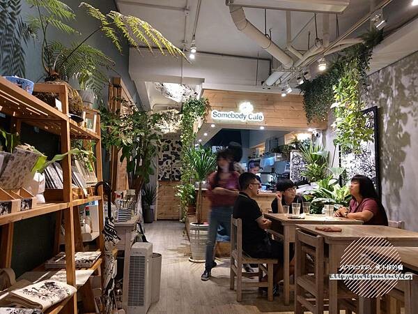 台北西門-[貳拾陸巷 Somebody Cafe] 近西門捷運站6號出口，熱帶叢林綠意滿滿女子聚會推薦，免費Wifi與插座，黑白插畫風可愛溫馨藝文咖啡館