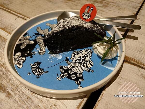 台北西門-[貳拾陸巷 Somebody Cafe] 近西門捷運站6號出口，熱帶叢林綠意滿滿女子聚會推薦，免費Wifi與插座，黑白插畫風可愛溫馨藝文咖啡館