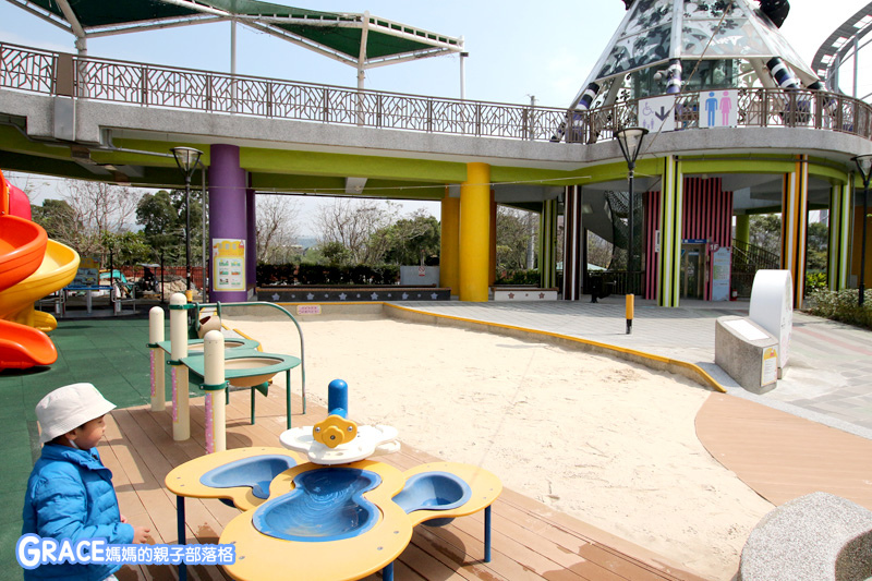 寒假暑假周休2日放假溜小孩親子旅行旅遊好玩景點分享推薦行程-北部親子景點台北士林一日遊半日遊懶人包推薦-4月4日兒童節-兒童新樂園入場遊戲攻略-交通資訊門票費用-1日票只要100元就能玩【1-13大型遊具】入場攻略-園內免費沙坑-溜滑梯-大型球池-台灣旅遊美食親子部落客grace媽媽的親子部落格
