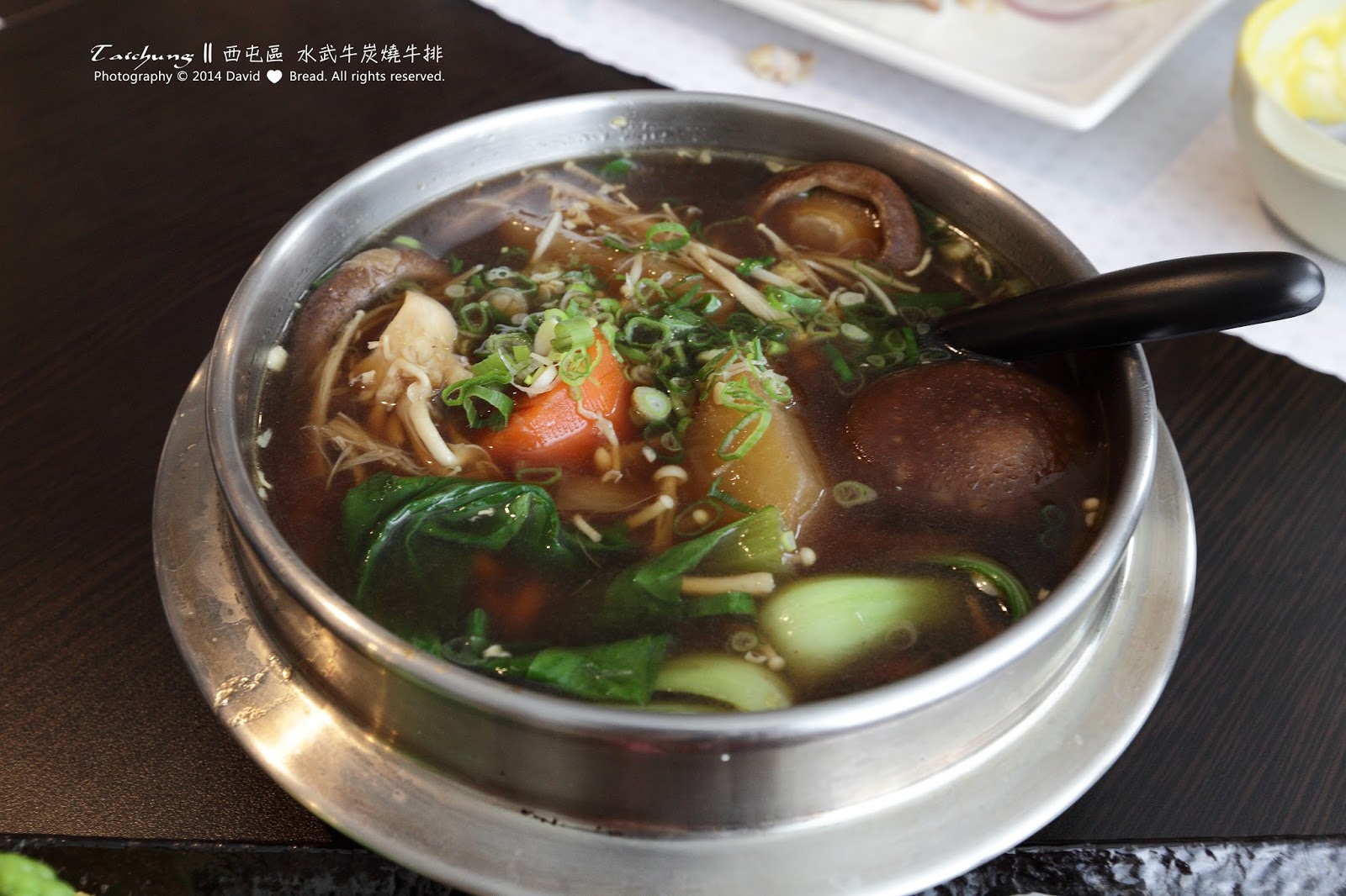 [食記] 臺中 西屯區 || 水武牛炭烤牛排 || 溫暖活力的牛肉砂鍋