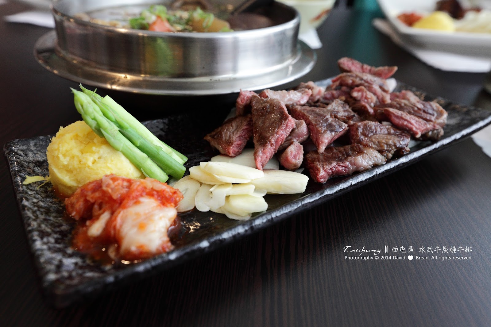 [食記] 臺中 西屯區 || 水武牛炭烤牛排 || 溫暖活力的牛肉砂鍋
