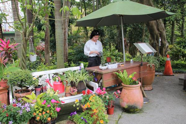 千樺庭園咖啡: 【台中景點】新社千樺花園餐廳。森林裡神秘的玻璃屋/穿梭在花園及樹叢裡的小浪漫/與幸福有約的景觀餐廳
