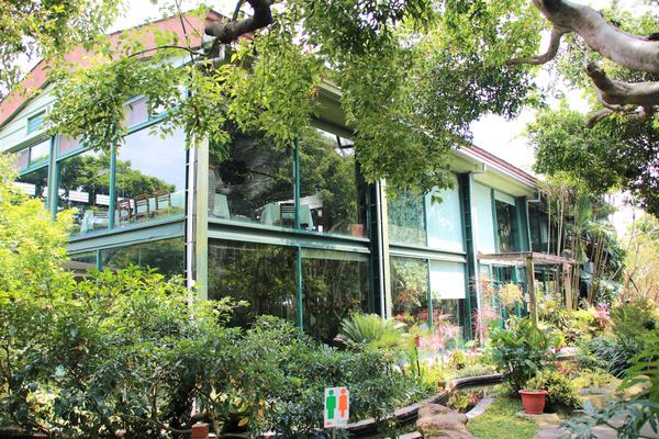 千樺庭園咖啡: 【台中景點】新社千樺花園餐廳。森林裡神秘的玻璃屋/穿梭在花園及樹叢裡的小浪漫/與幸福有約的景觀餐廳