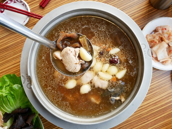 帝王食補薑母鴨(崇德店)：帝王食補(崇德店→松竹店)-台中北屯區養生鍋物  現正優惠的菜脯雞必吃  湯頭甘甜好滋味  夏天也要好好進補