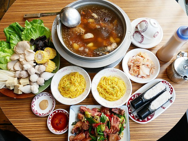 帝王食補薑母鴨(崇德店)：帝王食補(崇德店→松竹店)-台中北屯區養生鍋物  現正優惠的菜脯雞必吃  湯頭甘甜好滋味  夏天也要好好進補