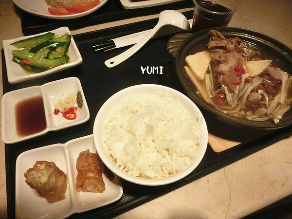 新萬利肉骨茶(中友百貨)：【口碑券§第78彈】馬來西亞經典美食~你今天想吃哪道？ 海南雞V.S皇家肉骨茶@新萬利肉骨茶(中友百貨)