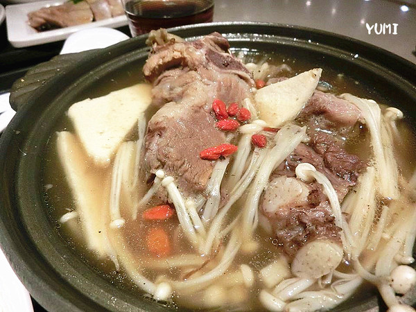 新萬利肉骨茶(中友百貨)：【口碑券§第78彈】馬來西亞經典美食~你今天想吃哪道？ 海南雞V.S皇家肉骨茶@新萬利肉骨茶(中友百貨)