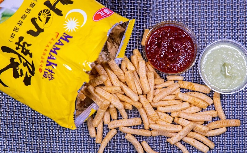 【超商便利商店零食】Hen蝦椰奶咖哩風味蝦條.單吃、配菜下酒兩相宜.搭配一辣一甜兩醬更美味.全聯獨家新上市