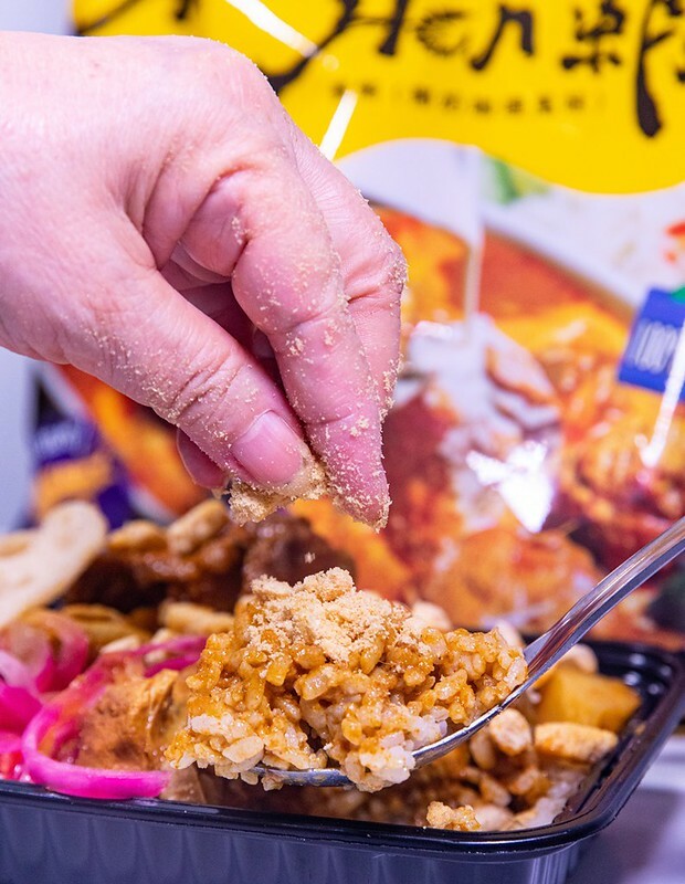 【超商便利商店零食】Hen蝦椰奶咖哩風味蝦條.單吃、配菜下酒兩相宜.搭配一辣一甜兩醬更美味.全聯獨家新上市