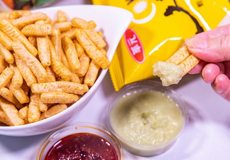 【超商便利商店零食】Hen蝦椰奶咖哩風味蝦條.單吃、配菜下酒兩相宜.搭配一辣一甜兩醬更美味.全聯獨家新上市