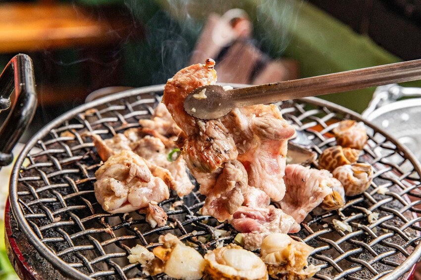 桃園市中壢區大象泰式美食館 泰式燒烤吃到飽｜竟然還有流水蝦！連泰國人都掛保證好吃！最道地的泰式炭火燒肉吃到飽