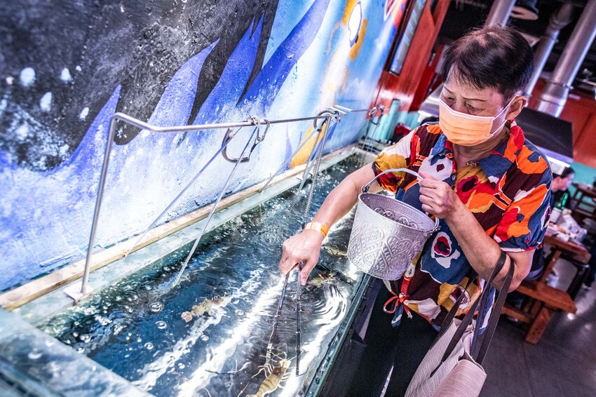 桃園市中壢區大象泰式美食館 泰式燒烤吃到飽｜竟然還有流水蝦！連泰國人都掛保證好吃！最道地的泰式炭火燒肉吃到飽