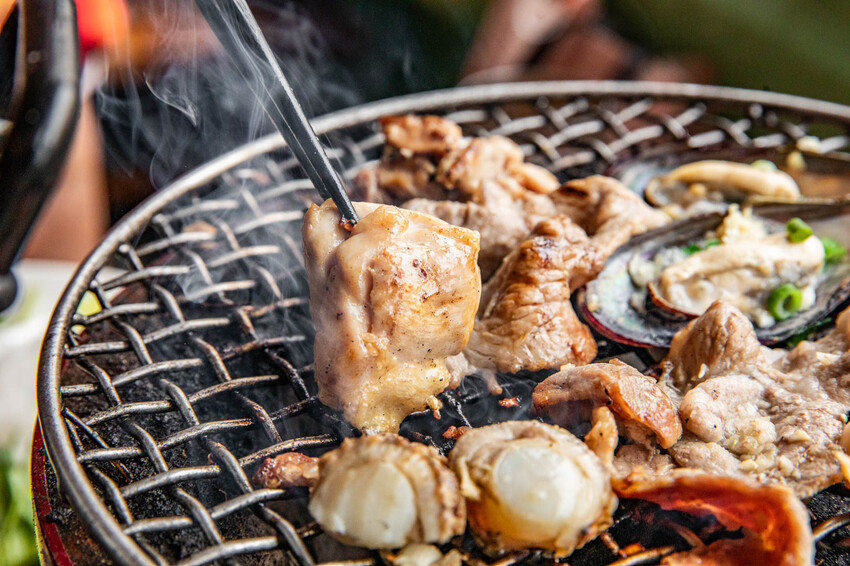 桃園市中壢區大象泰式美食館 泰式燒烤吃到飽｜竟然還有流水蝦！連泰國人都掛保證好吃！最道地的泰式炭火燒肉吃到飽