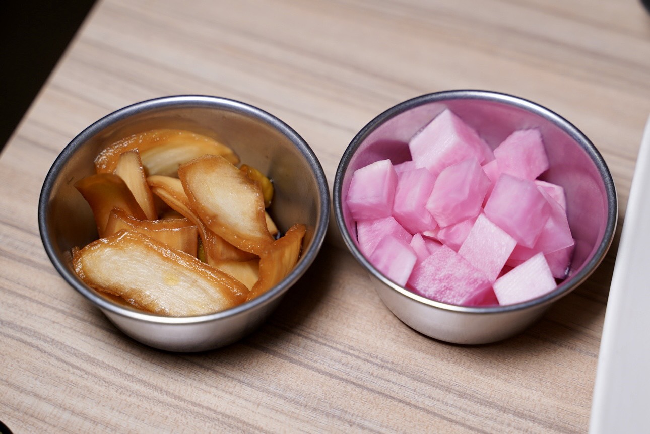 【烤頂雞】全台唯一韓式脆皮烤雞你吃過沒？免飛韓國就能吃到道地韓國味！老闆還是韓國人！韓式烤雞使用頂級蒸烤箱來取代油炸，口感一樣保有酥脆多汁～ - 阿華田的美食日記