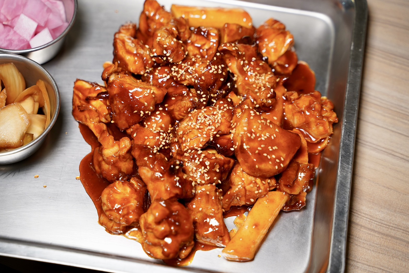 【烤頂雞】全台唯一韓式脆皮烤雞你吃過沒？免飛韓國就能吃到道地韓國味！老闆還是韓國人！韓式烤雞使用頂級蒸烤箱來取代油炸，口感一樣保有酥脆多汁～ - 阿華田的美食日記