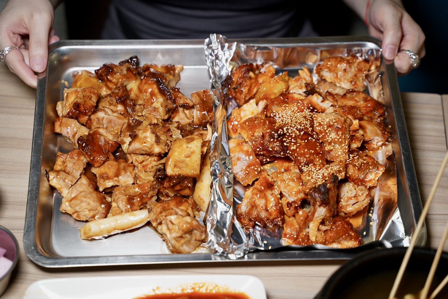 【烤頂雞】全台唯一韓式脆皮烤雞你吃過沒？免飛韓國就能吃到道地韓國味！老闆還是韓國人！韓式烤雞使用頂級蒸烤箱來取代油炸，口感一樣保有酥脆多汁～ - 阿華田的美食日記